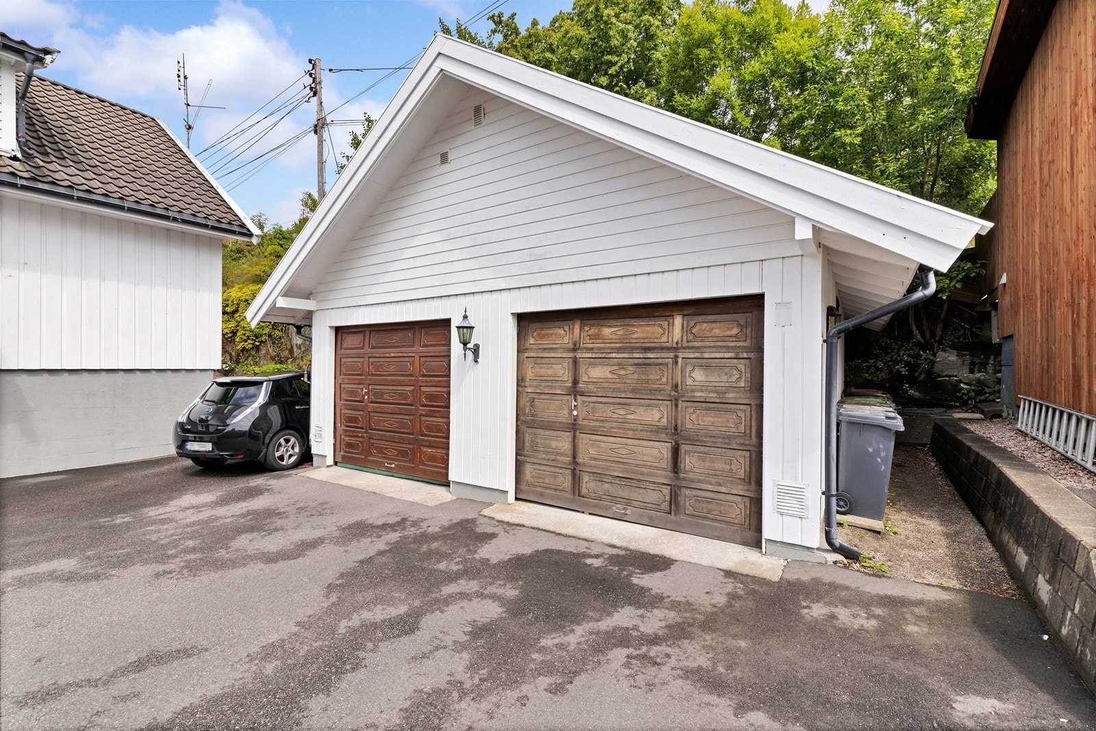 Tilhørende garasje (høyre) Galleribilde