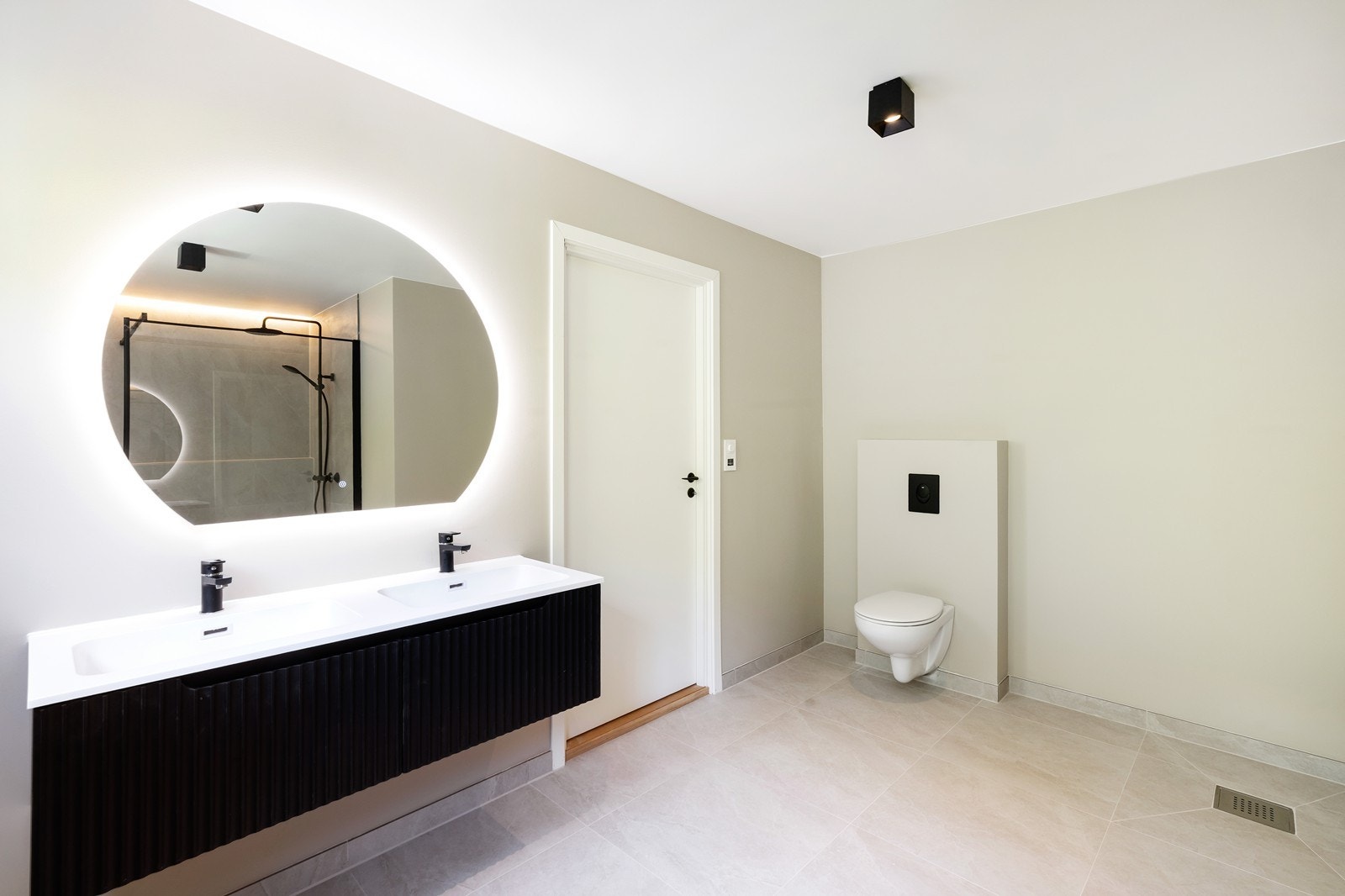 Vegghengt wc på bad Galleribilde