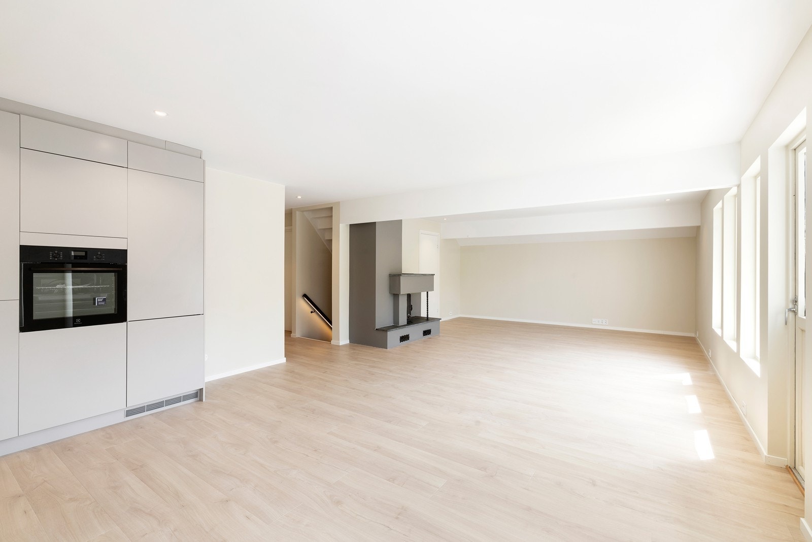 Fra stue er det trapp opp til innredet loft Galleribilde