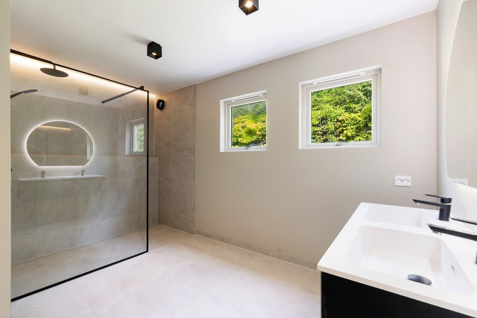 Delikat nytt bad med varmekabler i gulv Galleribilde