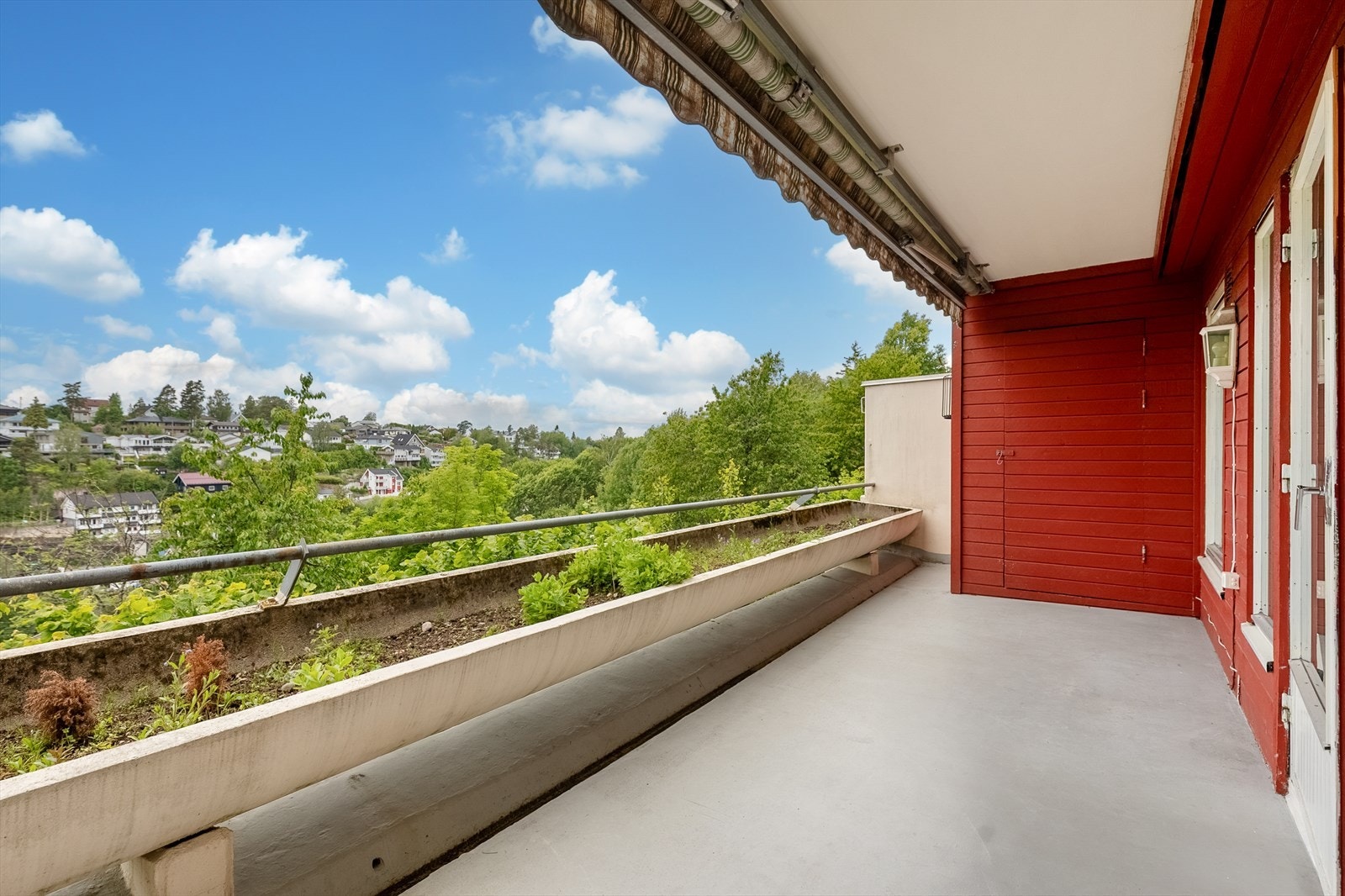 Den vestvendte terrassen er på hele 12 kvm og har markise som sørger for behagelig solskjerming. Det er en bod i terrassen og ekstern bod. Galleribilde