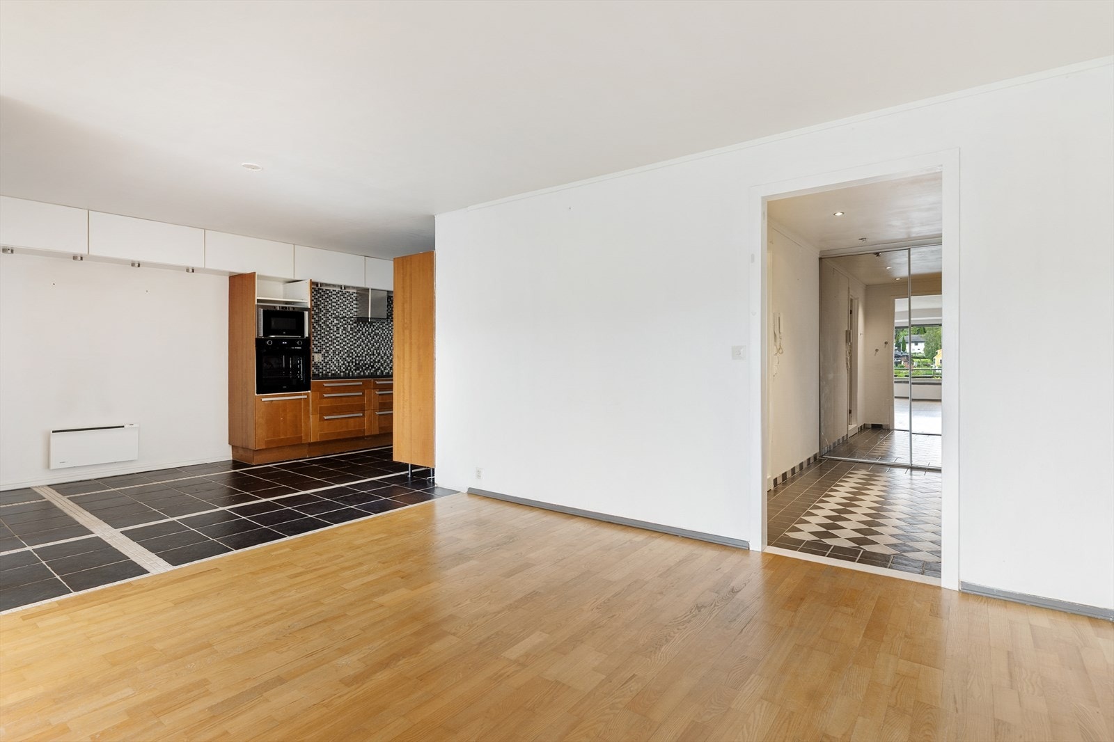 Stuen har god plass til stort spisebord. Det er også delvis åpen kjøkkenløsning. Galleribilde