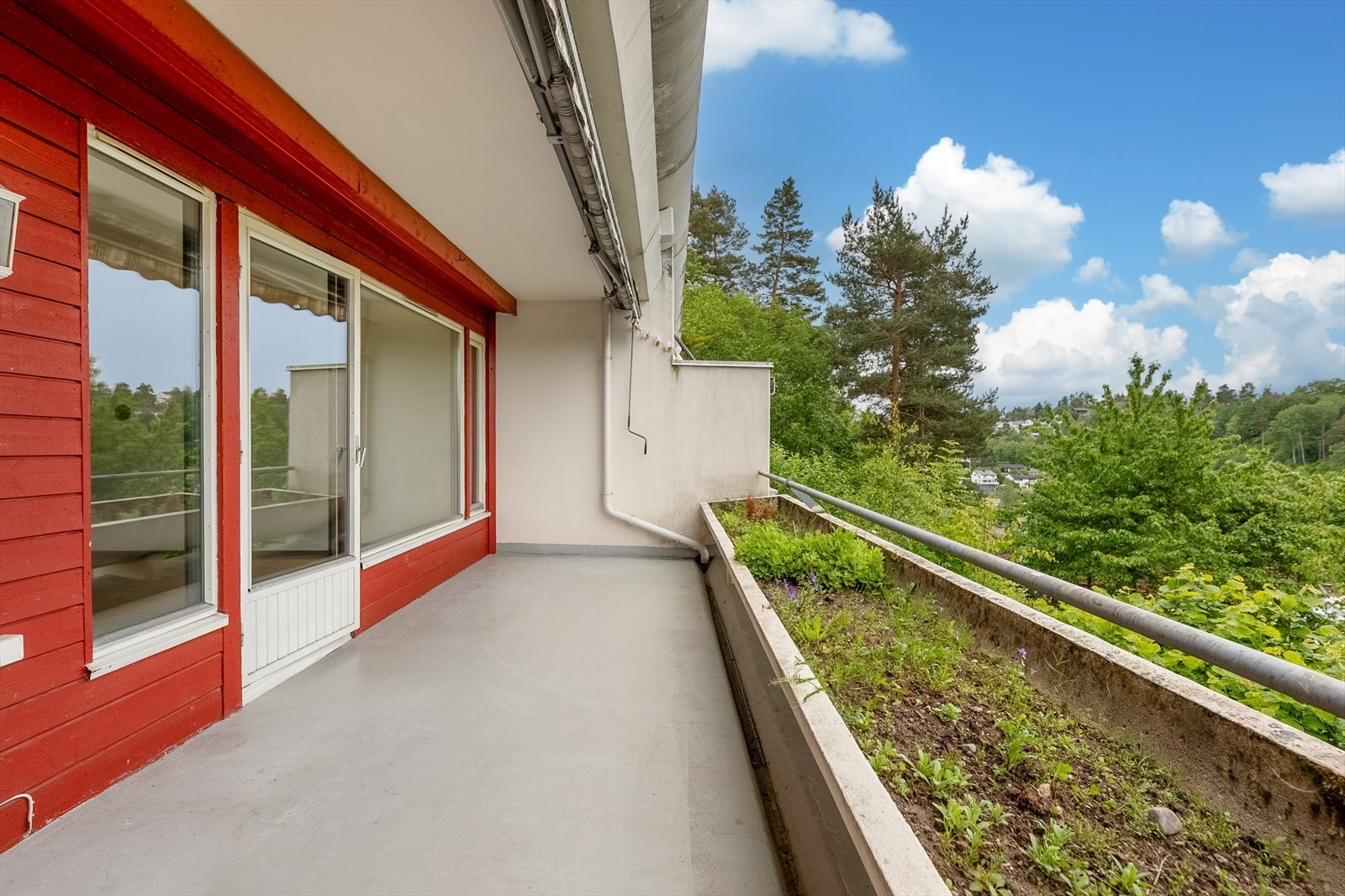 Terrasse har blomsterbed - her kan du dyrke det du ønsker. Galleribilde