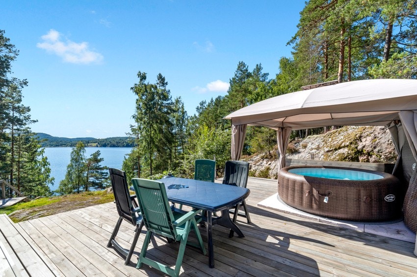 Solrik og deilig uteplass med utsikt til Norsjø. Galleribilde