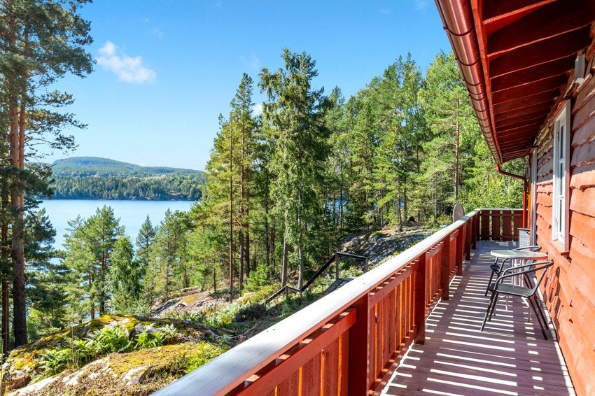 Flott hytte bygget i 2010 på "Egen" øy og med båtplass. Galleribilde