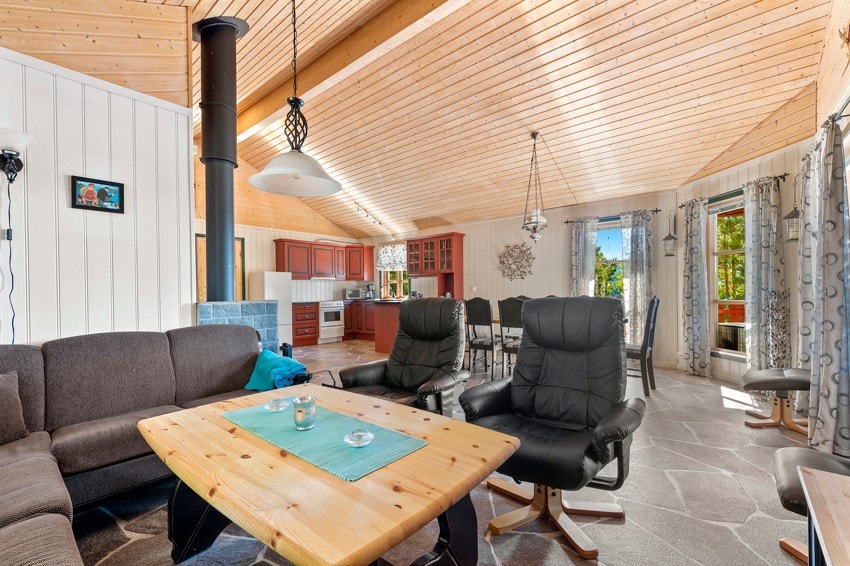 Lys og trivelig stue/kjøkken med god takhøyde! Galleribilde