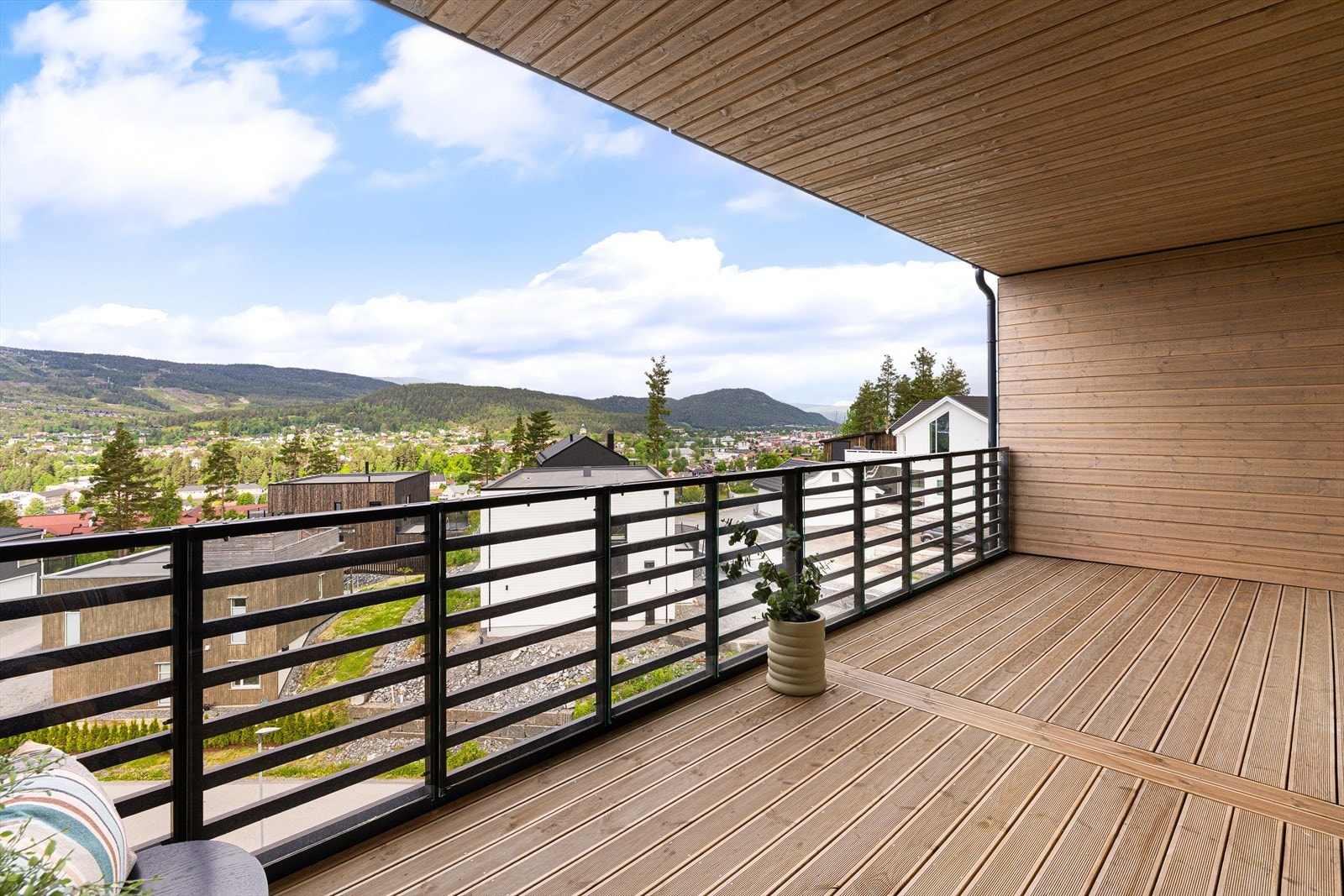 Balkongen har god plass til utemøbler. Her kan man nyte flott utsikt over Kongsberg, samt gode solforhold Galleribilde