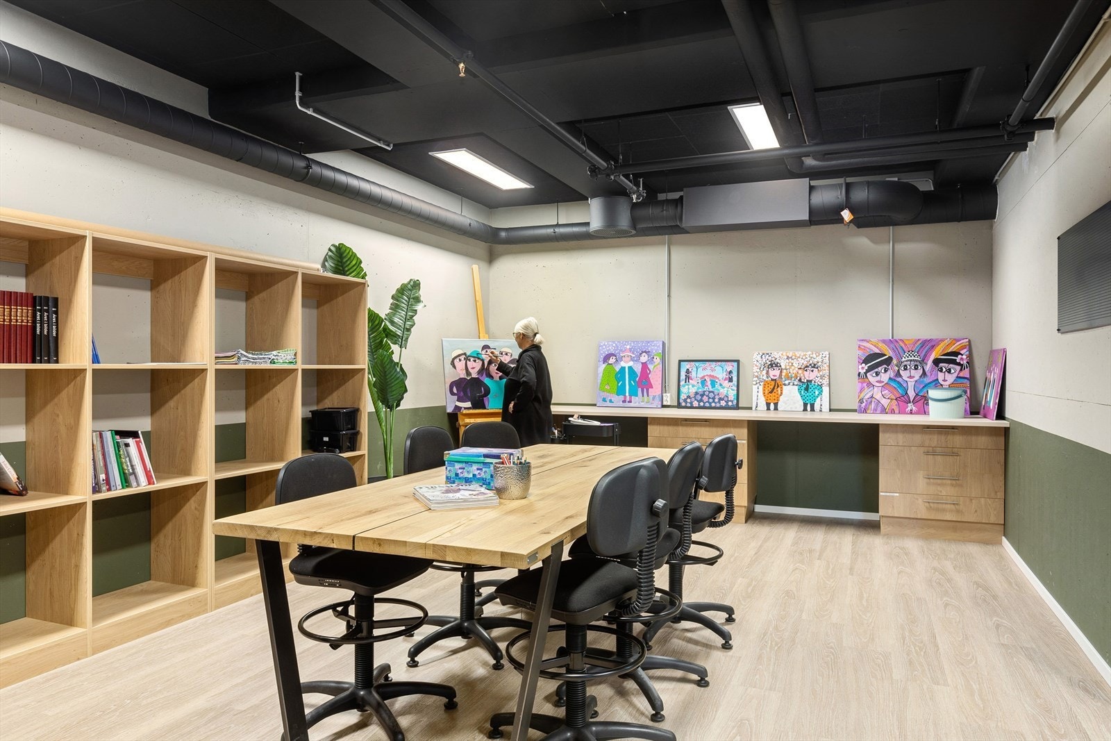 Hobbyrom, fellesareal for sameiet. Hobbyrommet, som har fått navnet Bua, inneholder bord, og stoler, arbeidsbenk, hyller, utstyr, dart og TV. Galleribilde