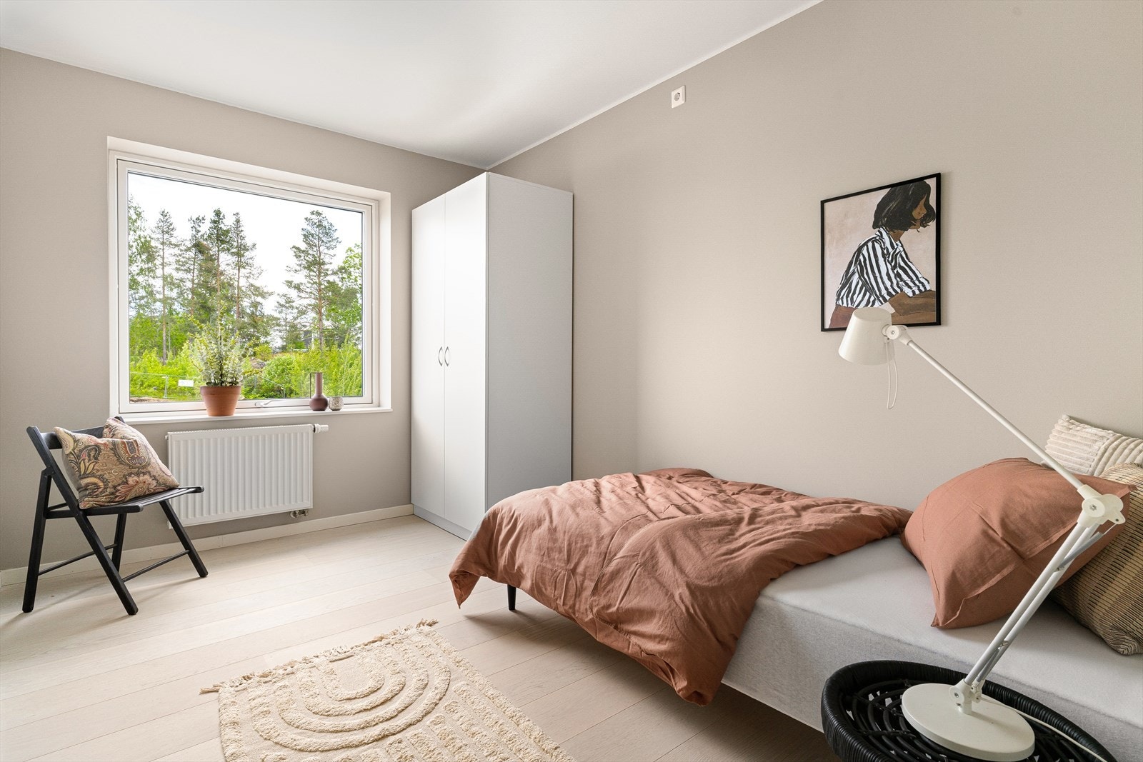 Soverom. Soverommet har god plass til seng og klesskap. Galleribilde