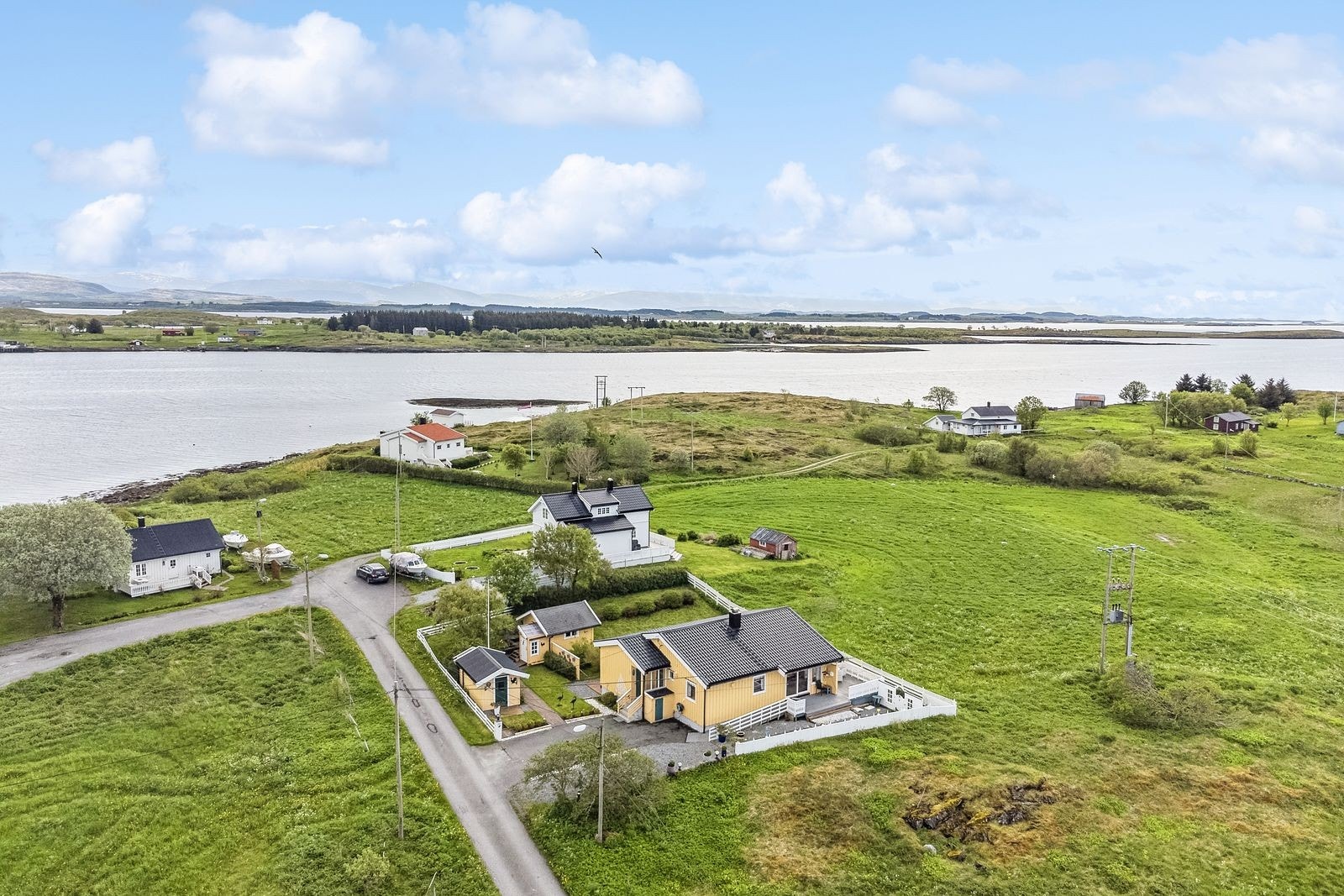 Praktisk enebolig med alt på ett plan. Man møter en ryddig og velstelt eiendom med en fin plassering av byggene i forhold til hverandre. Galleribilde