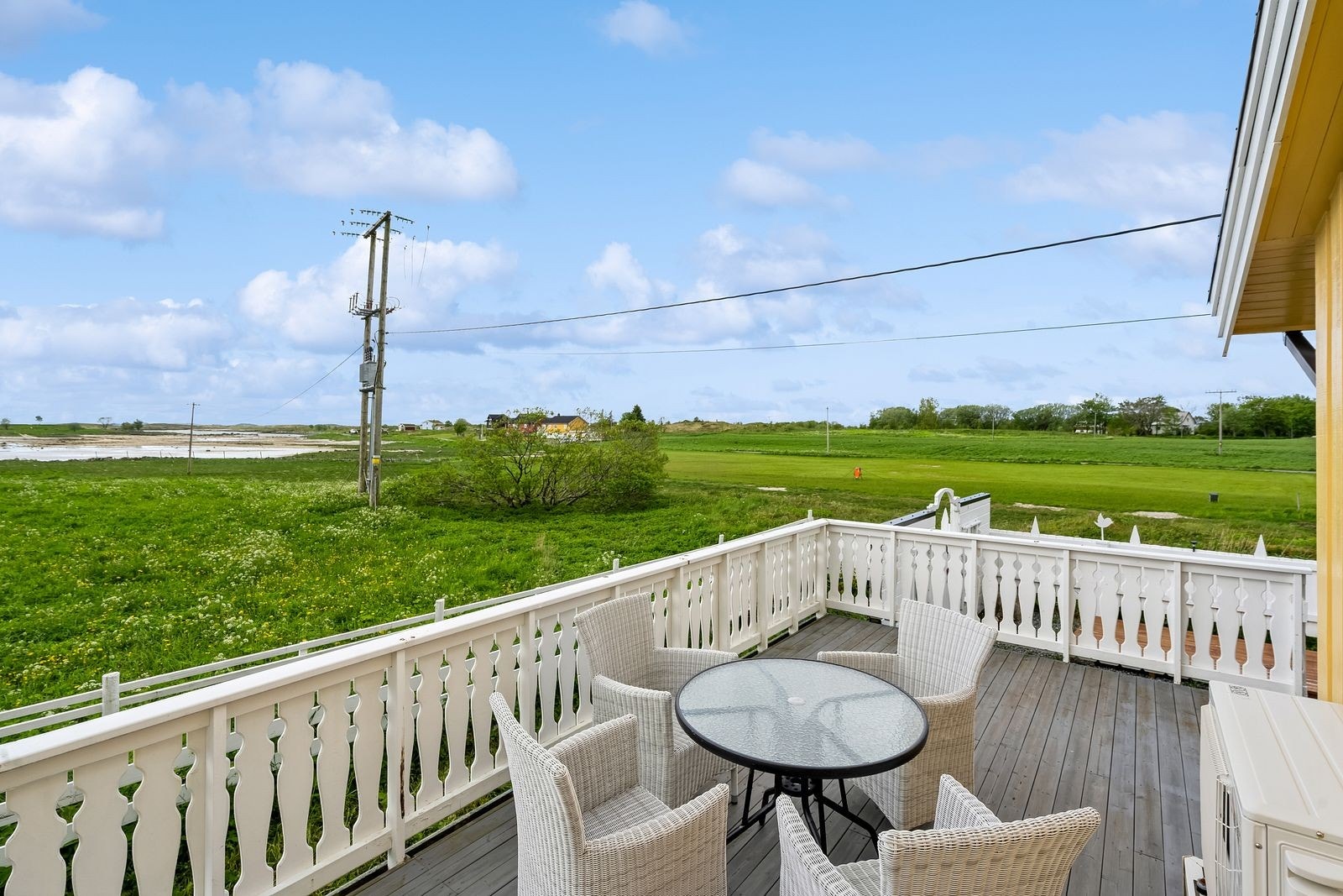 Bred terrasse. Eiendommen ligger landlig til i et rolig og barnevennlig område. Galleribilde