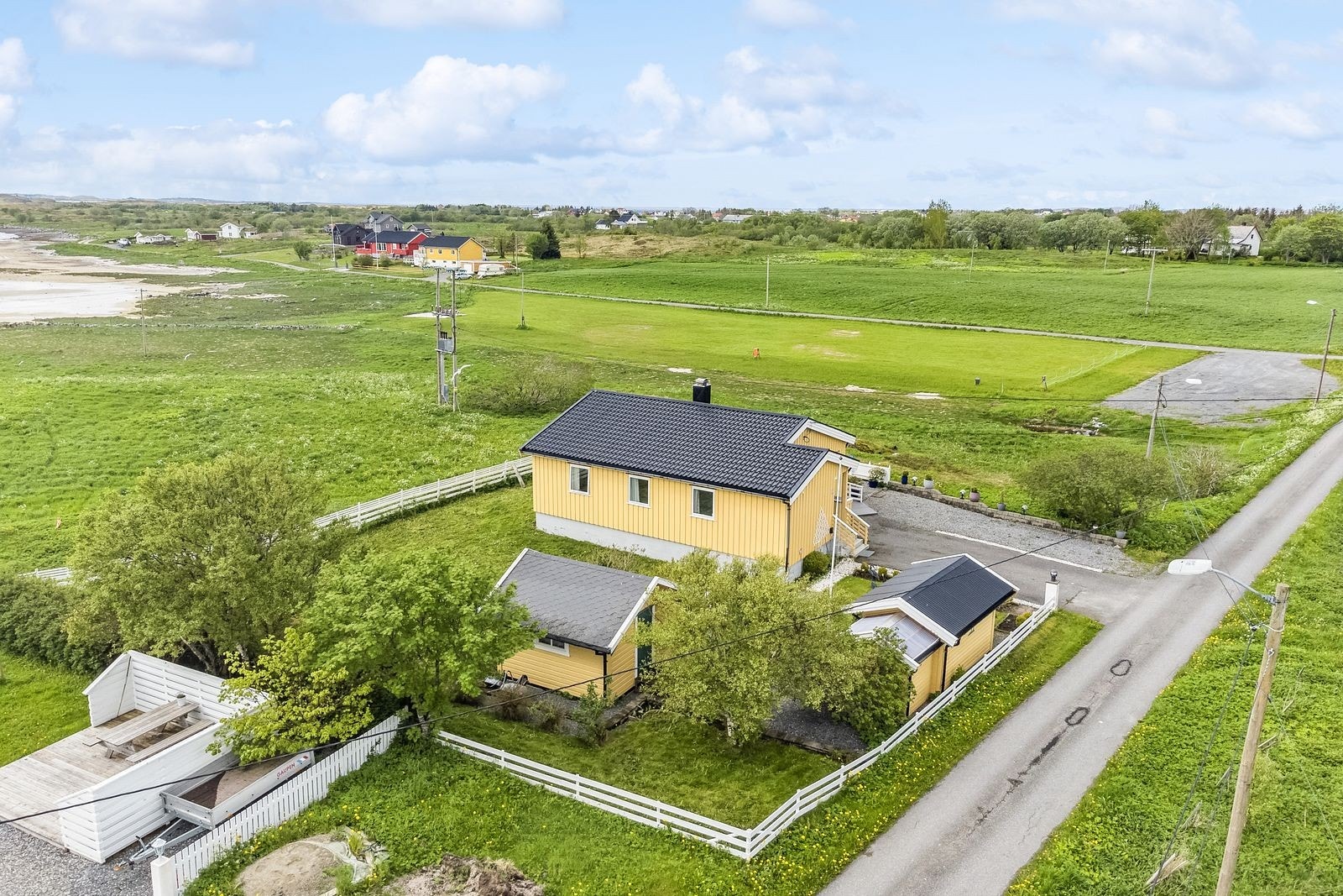 Eiendommen er usjenert og godt skjermet for innsyn. Galleribilde