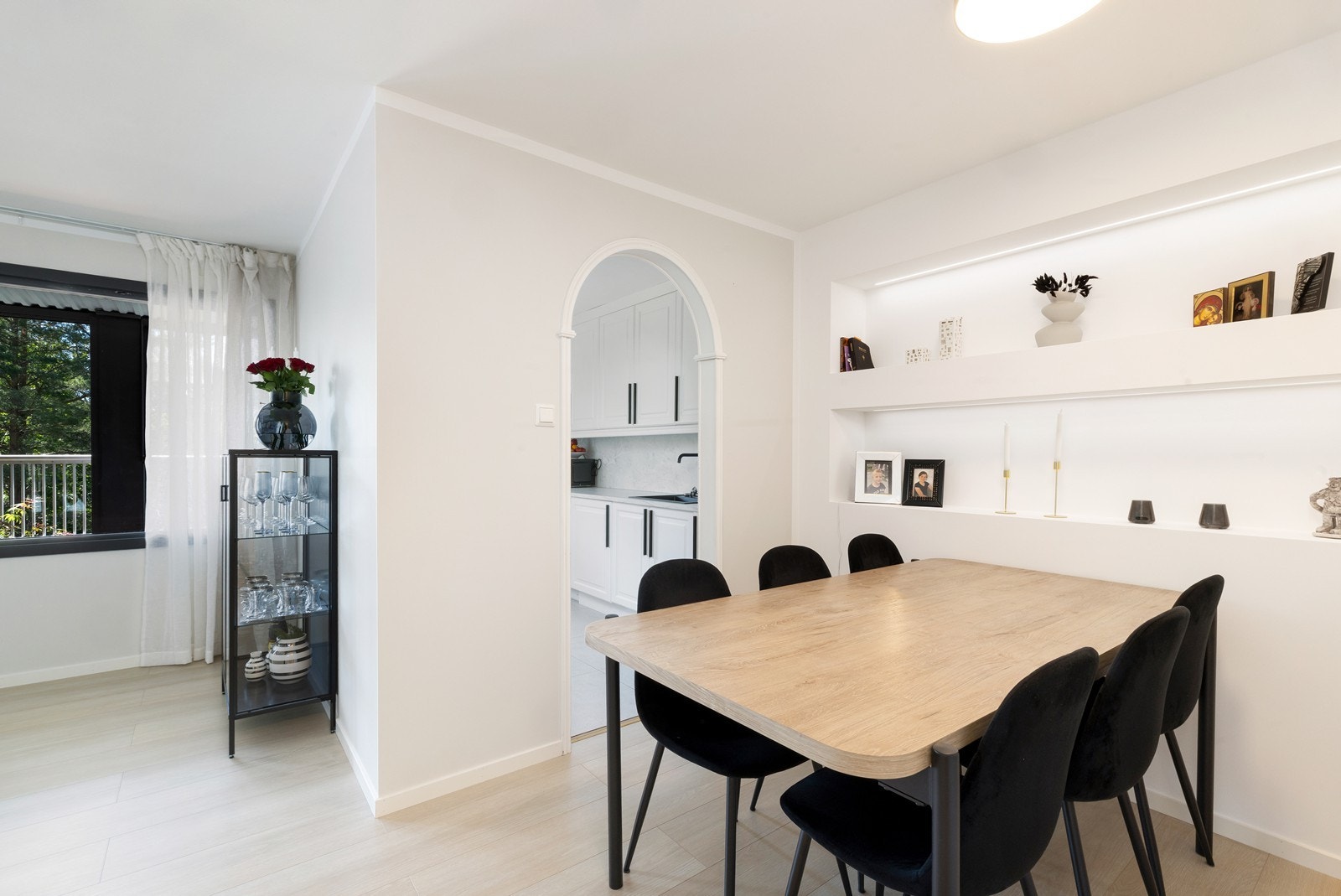 Kjøkkenet er "halvåpent" mot spisegruppen. Legg også merke til innfelte og belyste hyller. Galleribilde