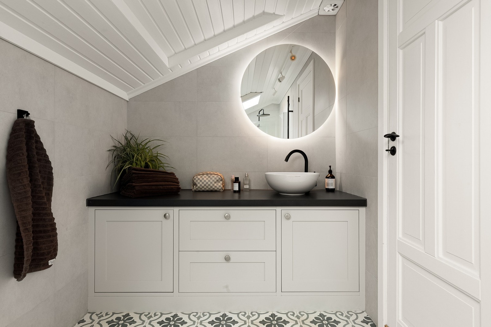 Det er flotte, historiske fliser på badegulvet med varmekabler Galleribilde