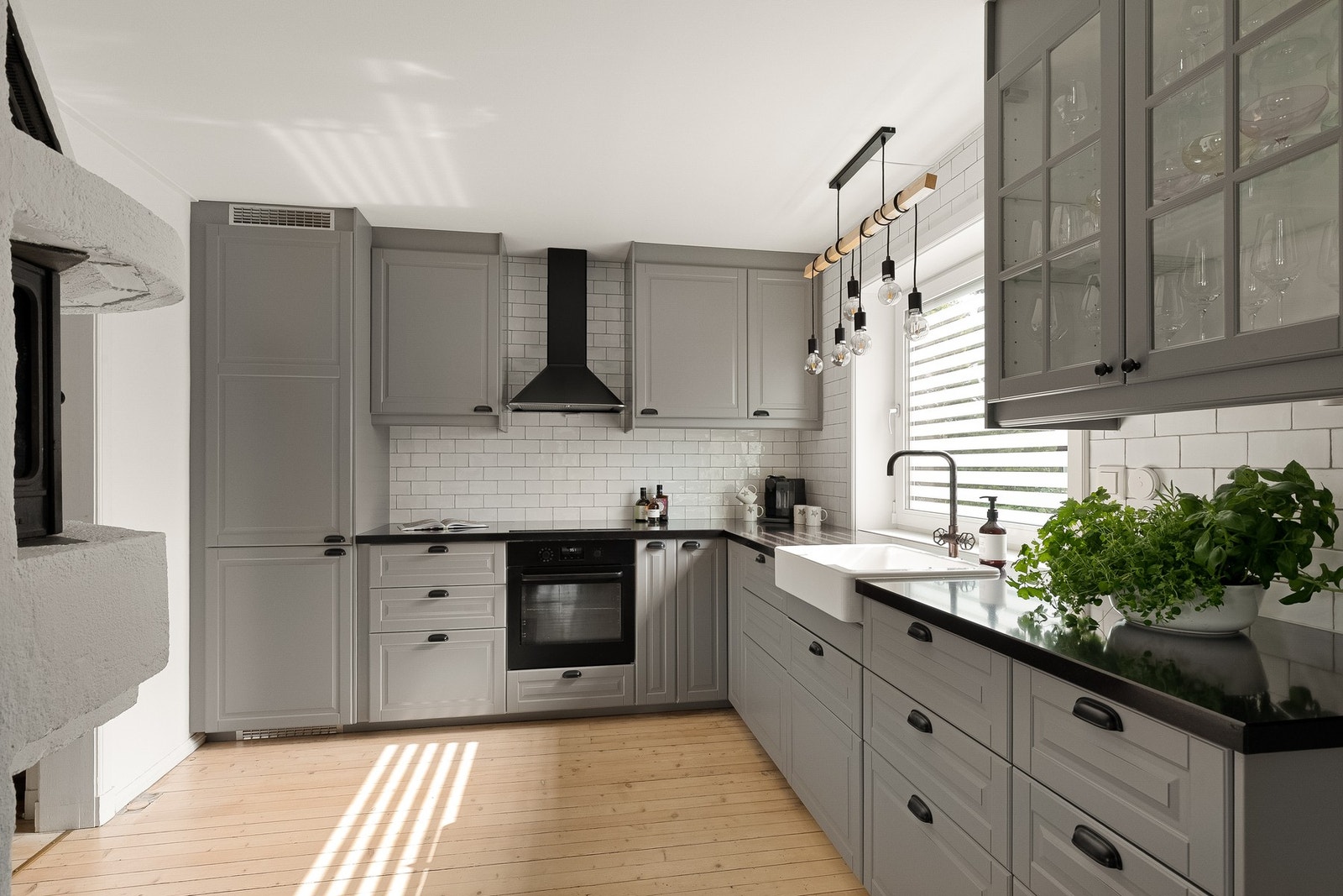 Kjøkkenet er fra 2019, og har klassisk utseende og integrerte hvitevarer Galleribilde