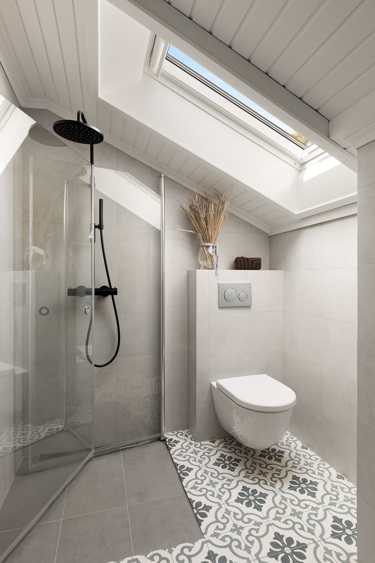 Velux vindu sørger sørger for mye naturlig på badet Galleribilde