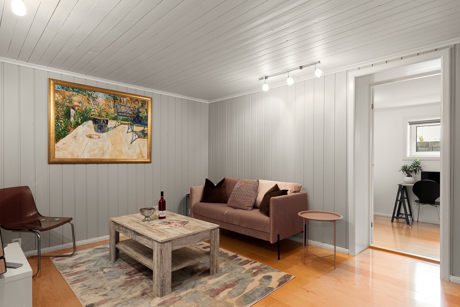 Rom i kjeller som er innredet som kjellerstue Galleribilde