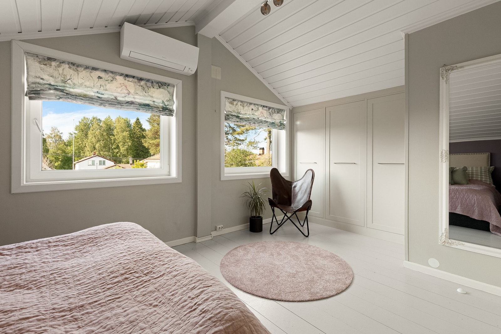 Det er bygget gode garderobeløsninger og installert varmepumpe Galleribilde