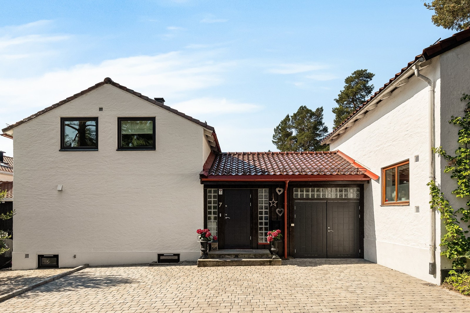 Garasje og privat parkering med plass til 2-3 biler- Galleribilde