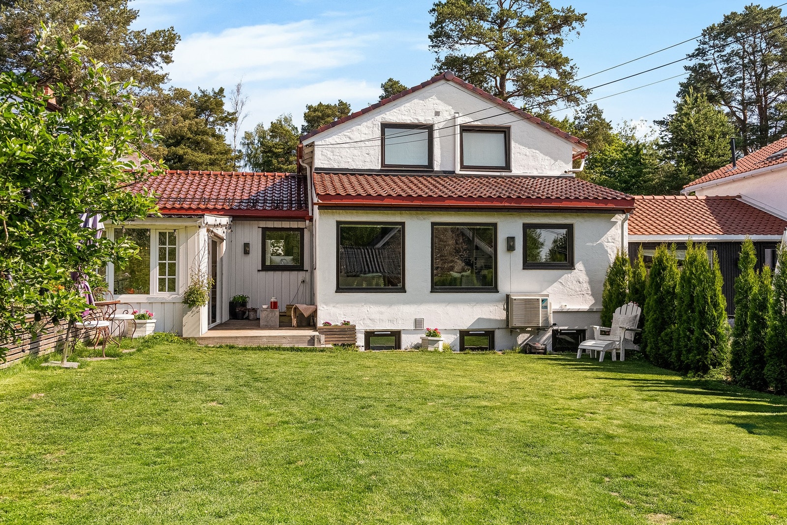 Boligen har god planløsning, fordelt over tre etasjer samt en hyggelig og solrik hage med hagestue Galleribilde