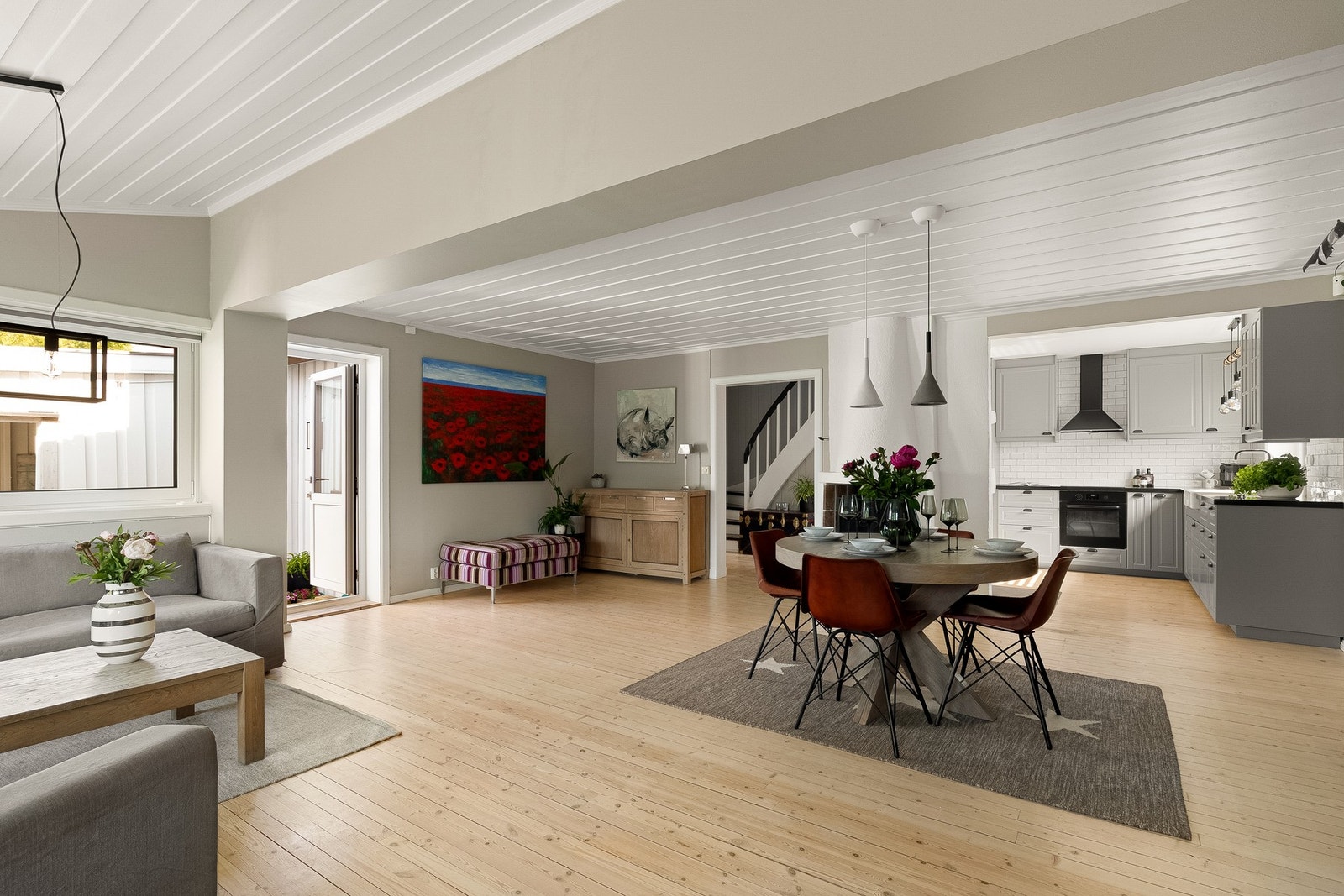 I stuen er det det installert varmepumpe som gir varme vintertid og kjøling på varme sommerdager Galleribilde