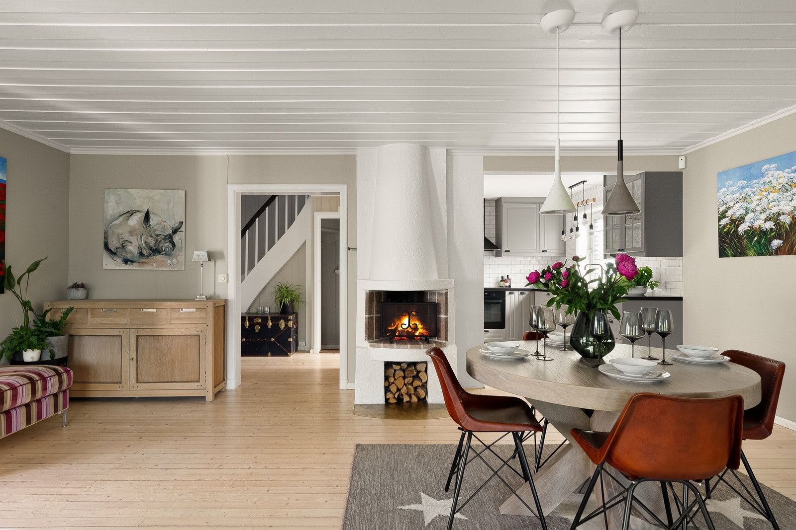 Fra gangen kommer man inn i et koselig oppholdsrom som kombinerer stue og kjøkken i en delvis åpen løsning Galleribilde