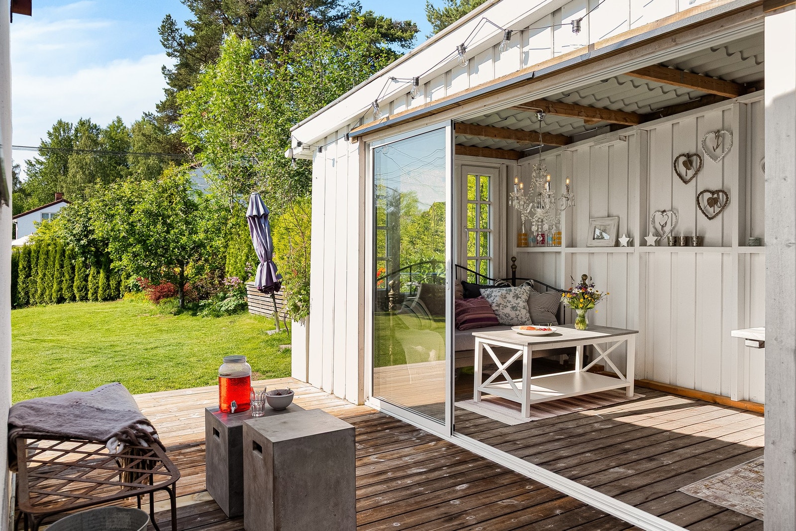 Vinterhagen kan åpnes opp med stor skyvedør ut mot terrassen Galleribilde