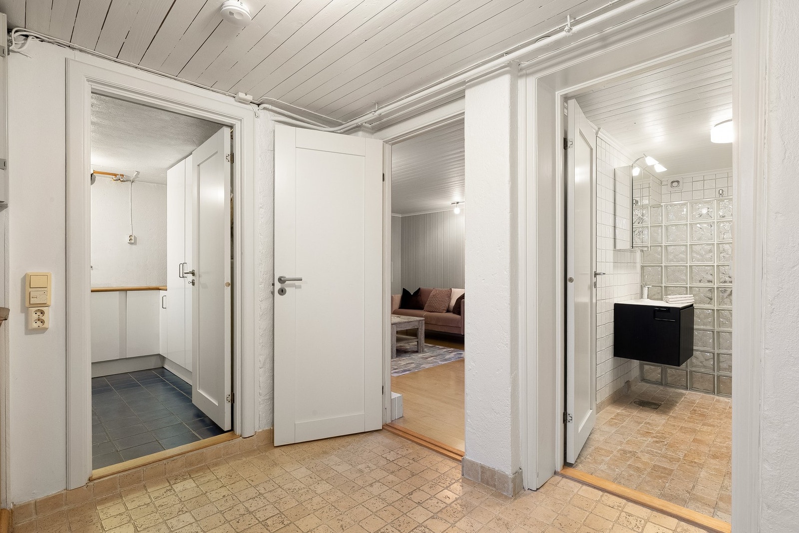 I kjelleren ble det i 1998 sendt inn og godkjent utbygning av rom og endret planløsning. Det ble dog aldri søkt om ferdigattest etter at arbeidet var utført Galleribilde