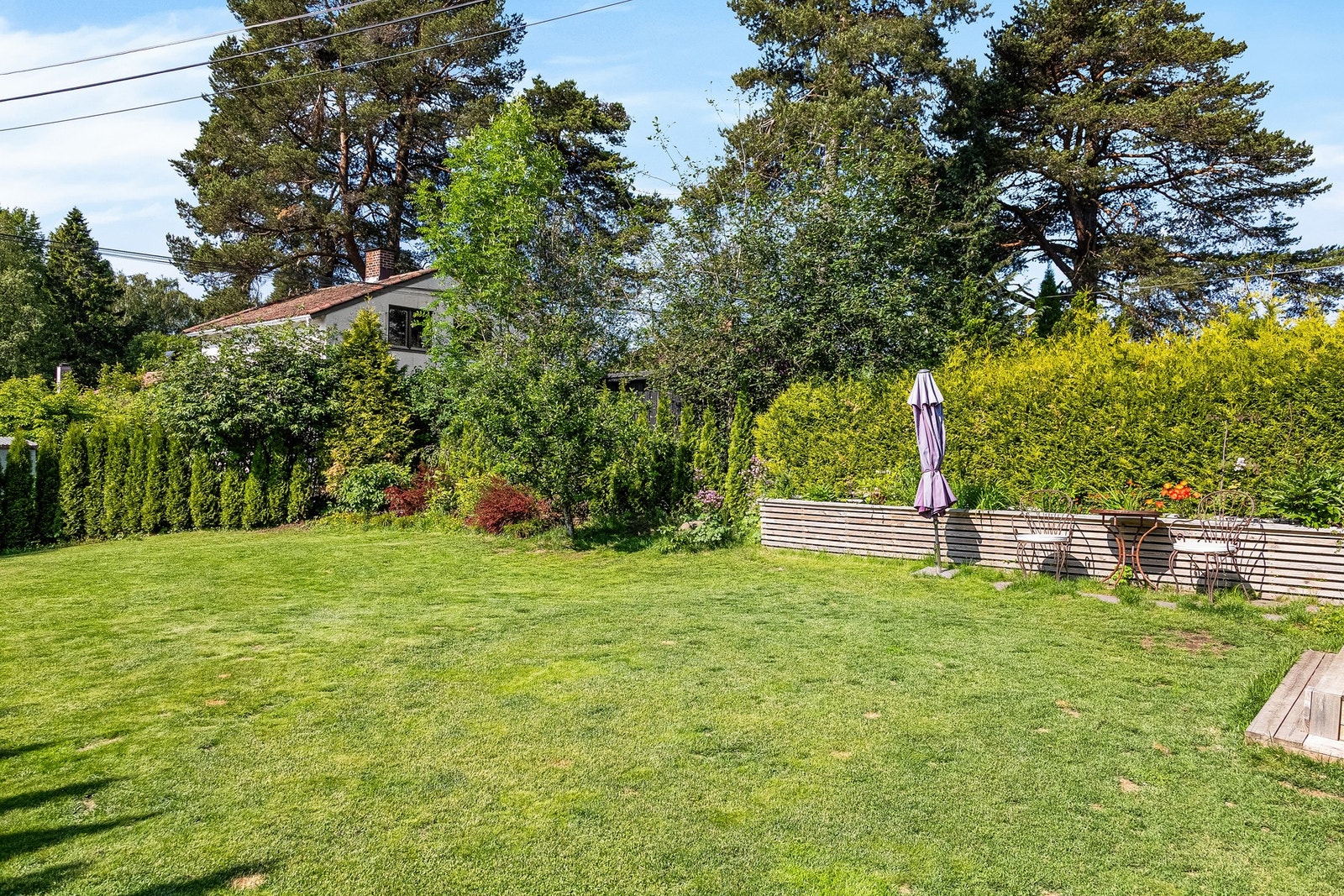 Selger har laget plantekasse på 6 meter i hagen, så her kan man ha en koselig kjøkkenhage Galleribilde