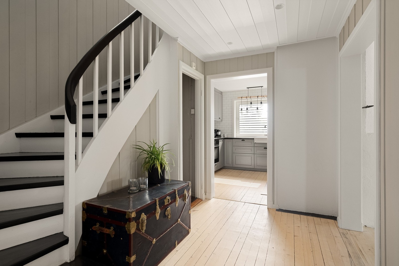 Innenfor entreen er en generøs trappehall med flott trapp Galleribilde