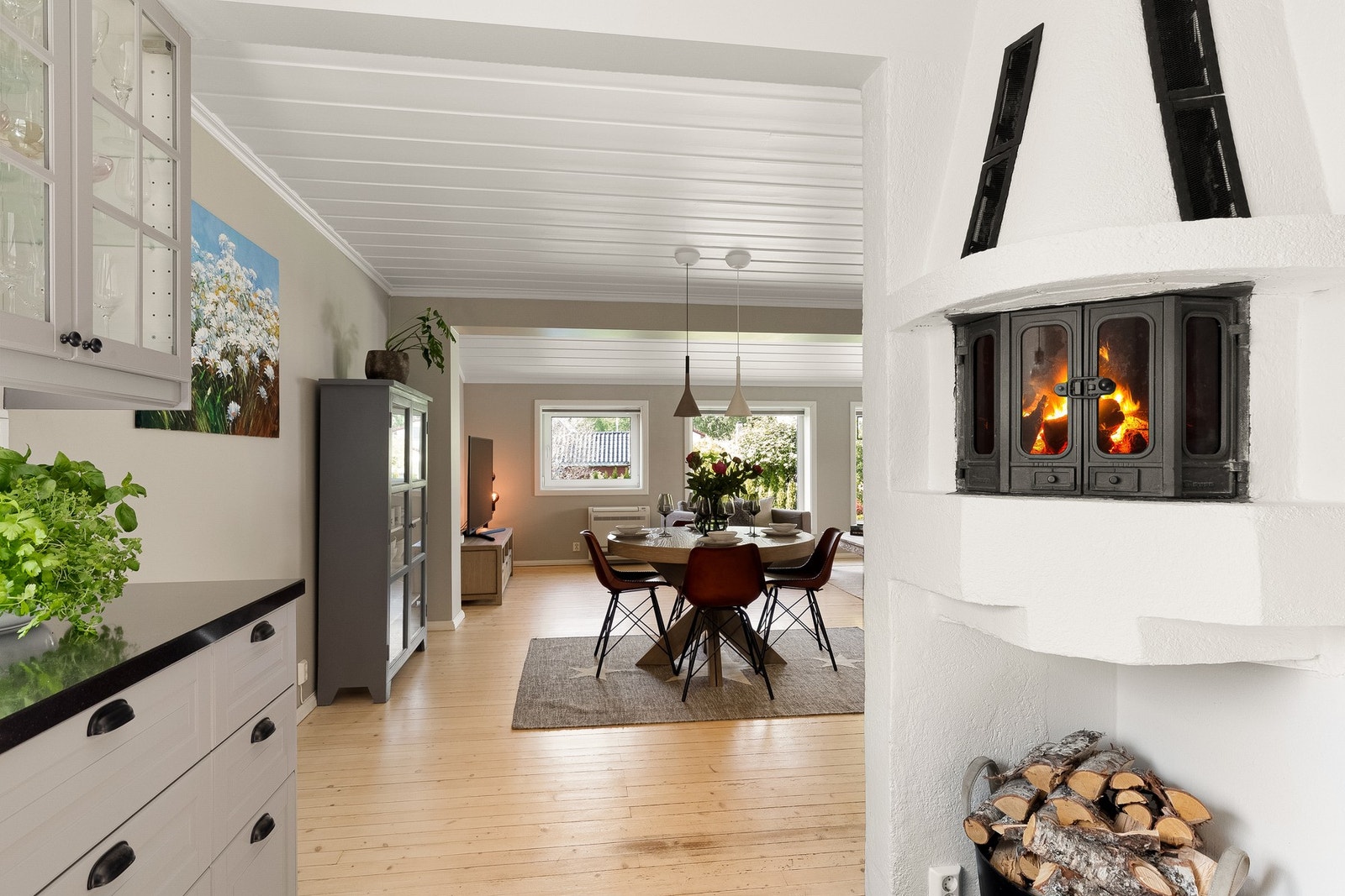 På kjøkkenet er det også peis, som skaper en meget hyggelig stemning Galleribilde