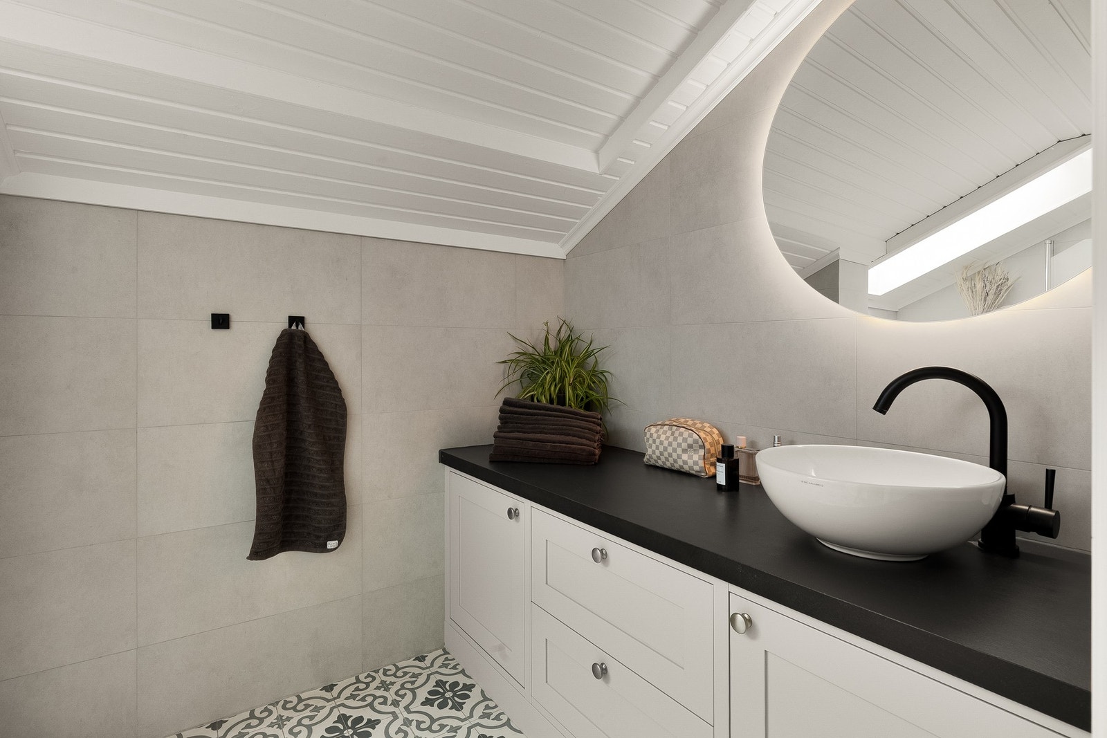 Badet er renovert i 2019, og har plassbygget servantmøbel Galleribilde