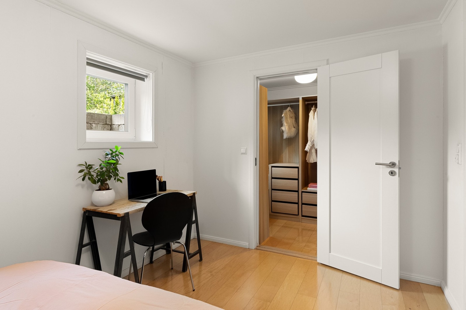 Garderoberommet var opprinnelig en del av soverommet, og er i dag adskilt og smart innredet Galleribilde