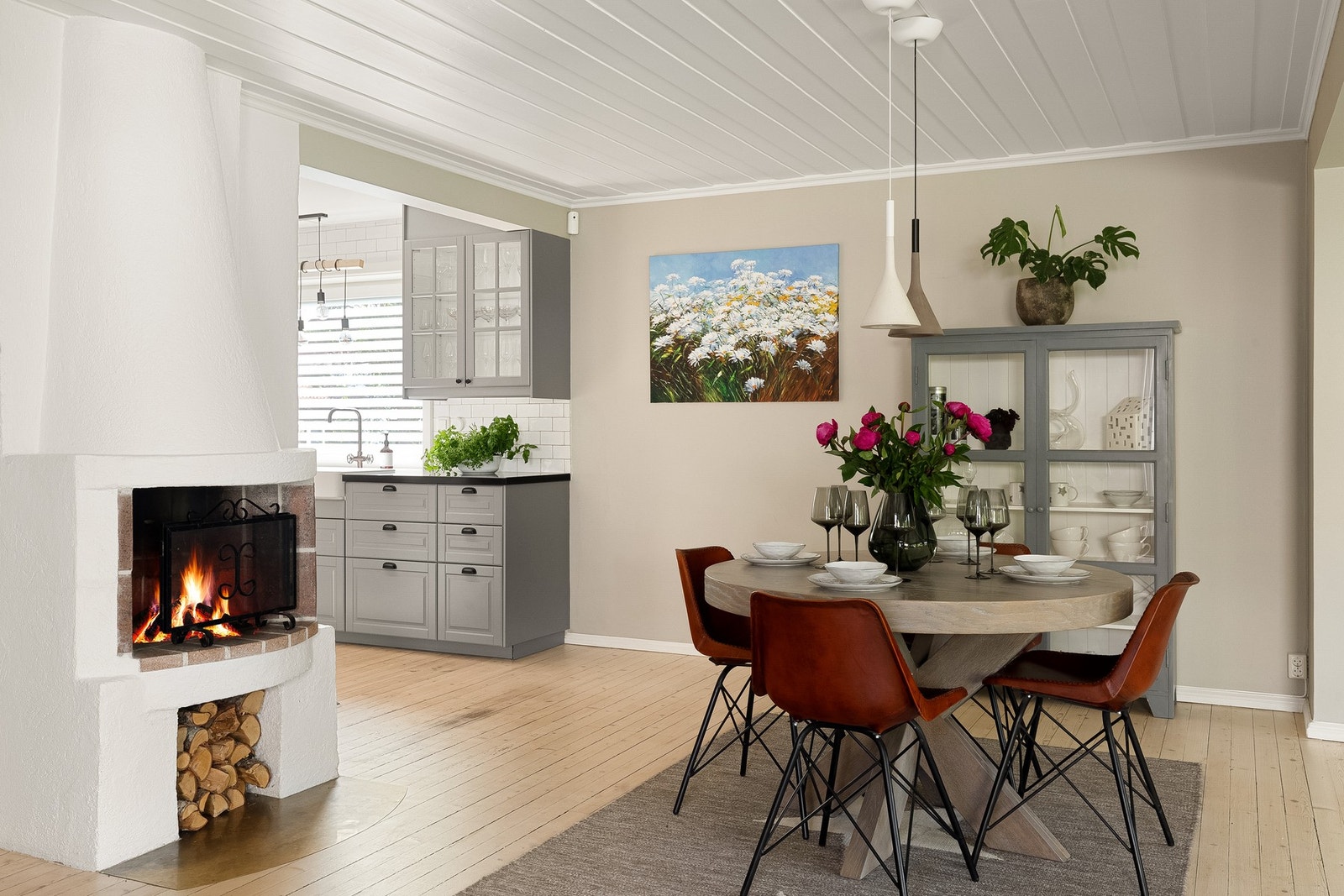 Utenfor kjøkkenet er det god plass til spisebord Galleribilde