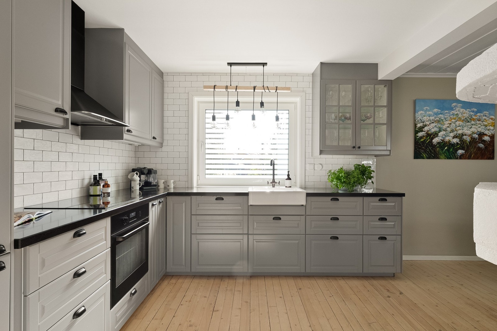 Mellom over- og underskap er det hvite keramikk fliser som back splash Galleribilde