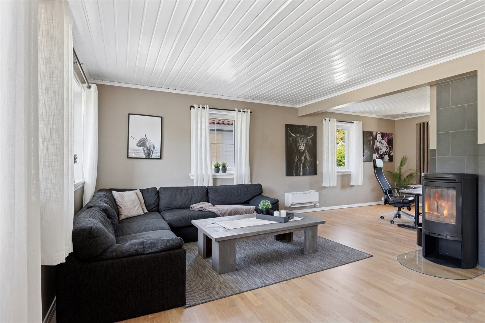 Lys og luftig stue med adkomst til terrasse og hage. Galleribilde