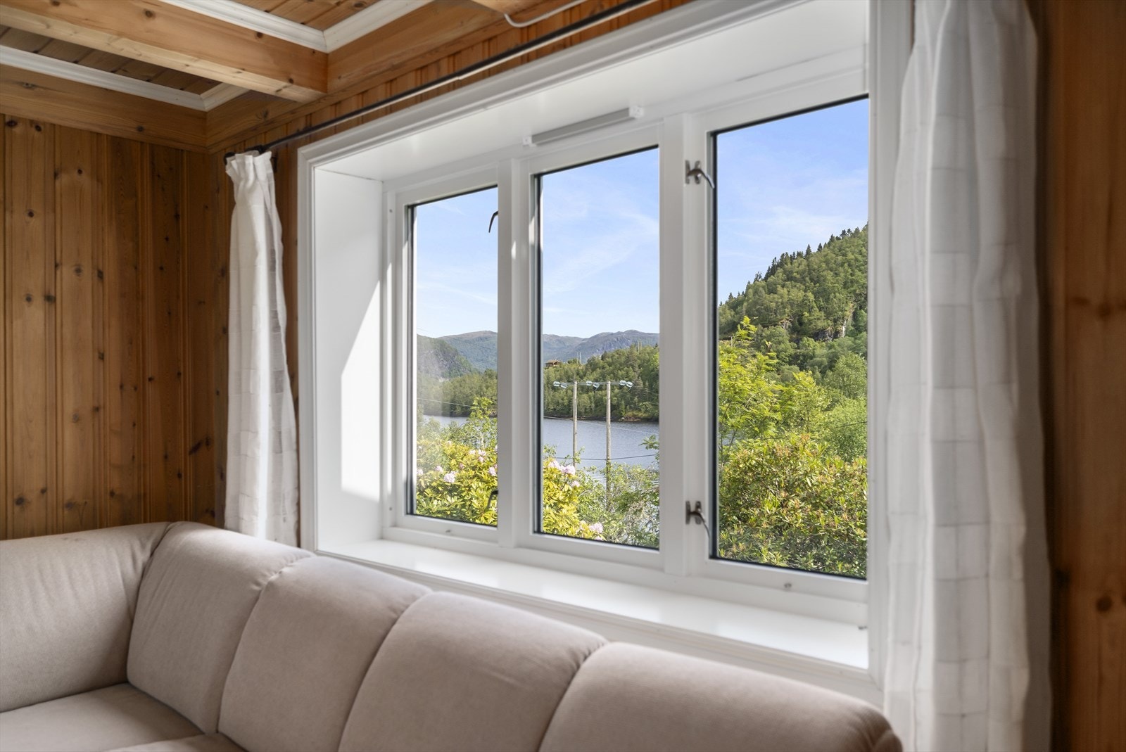 Flott utsikt frå stovevindauga Galleribilde