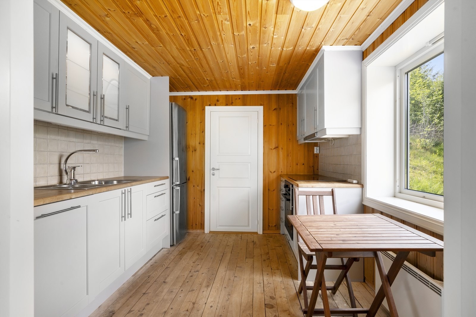 Fint kjøkken med integrerte kvitevarer Galleribilde