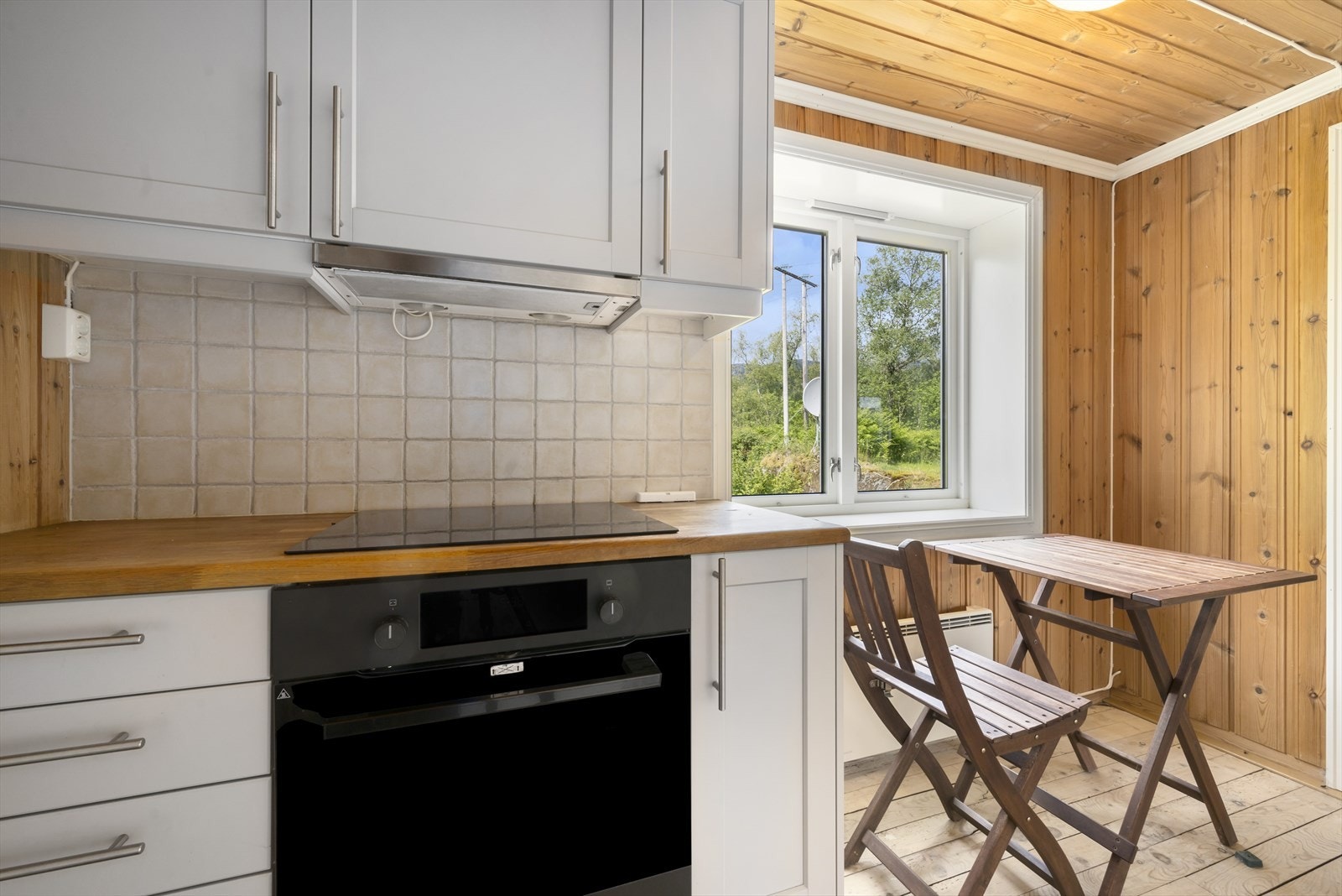 Plass til lite kjøkkenbord ved vindauget Galleribilde