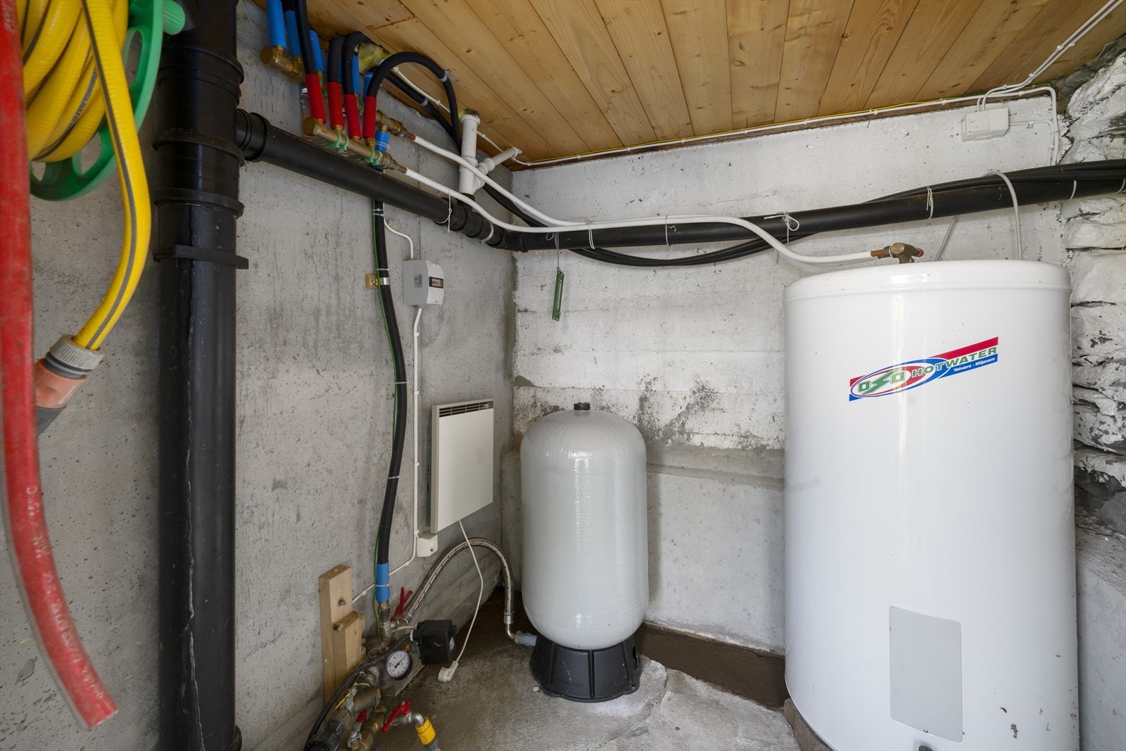 Teknisk rom i kjellaren der pumpe og trykktank til borevatnet er plassert Galleribilde