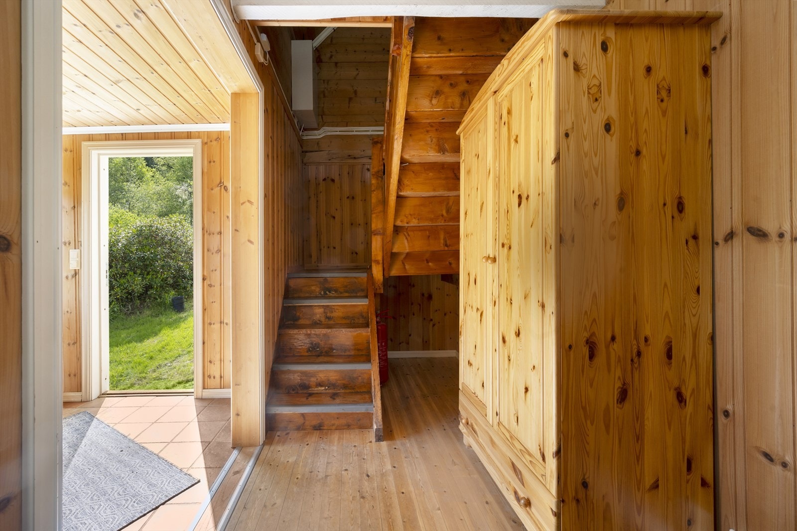 Romsleg gang med trapp til loftet i opa løysing Galleribilde