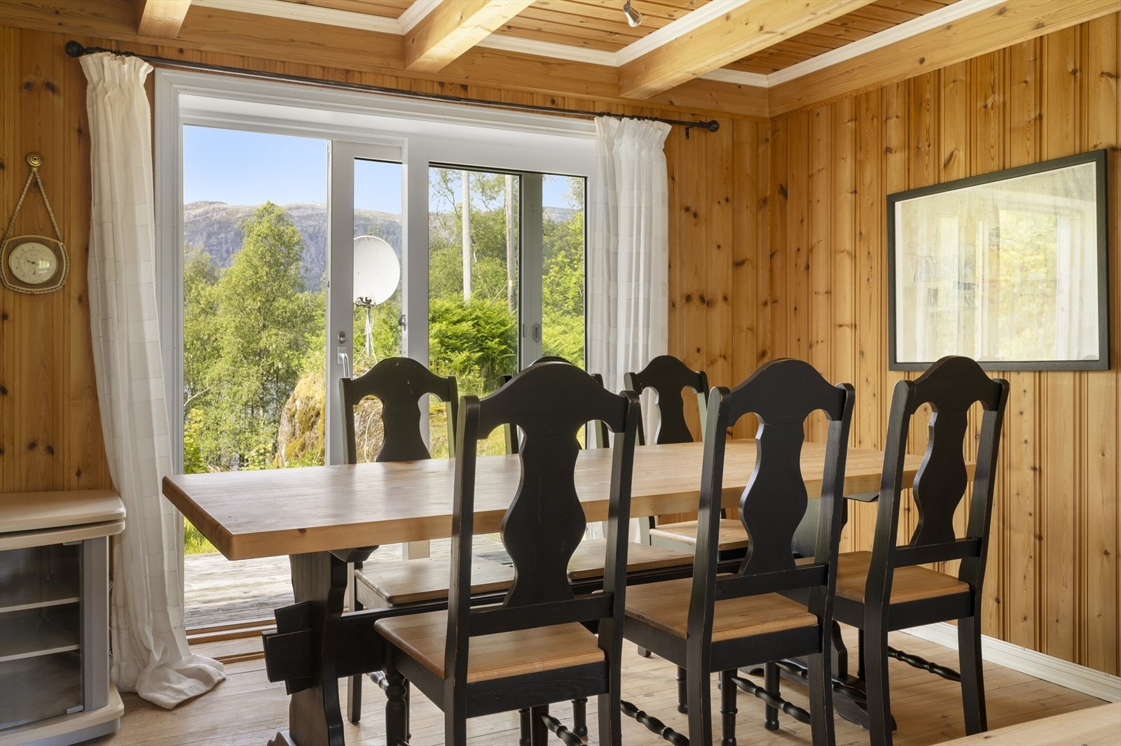 Skyvedør frå stova til treterrasse og hage Galleribilde