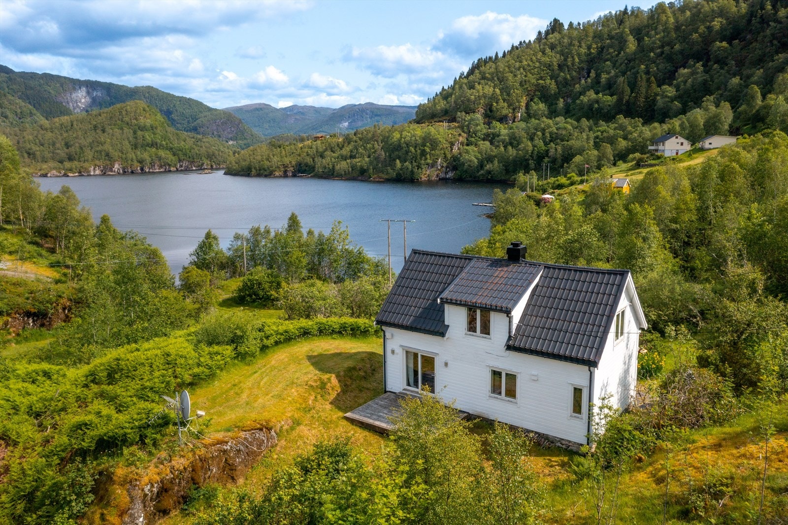 Fritidsbustaden er eit sjarmerande, eldre våningshus Galleribilde