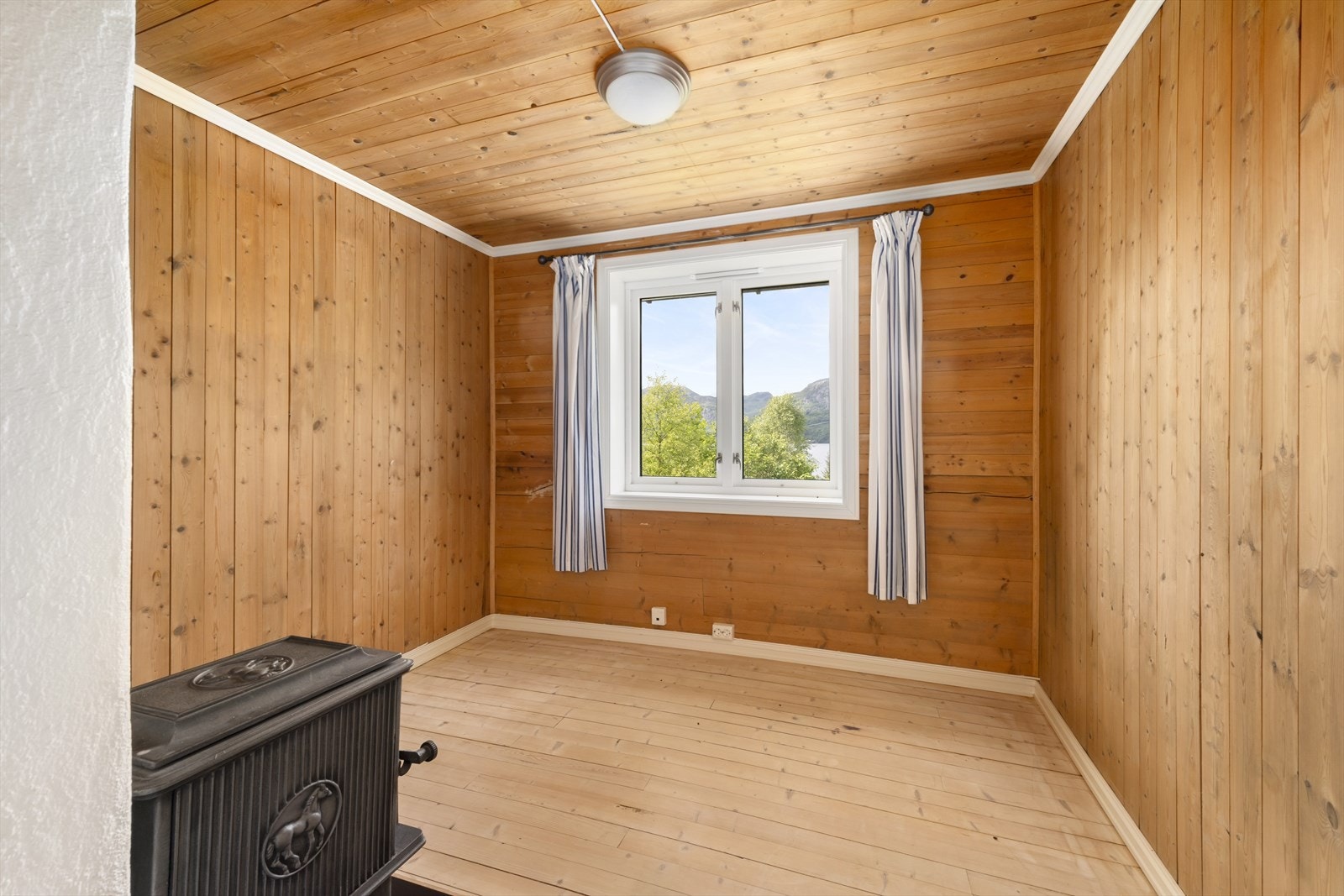 Tre soverom på lofet, eitt med vedomn Galleribilde