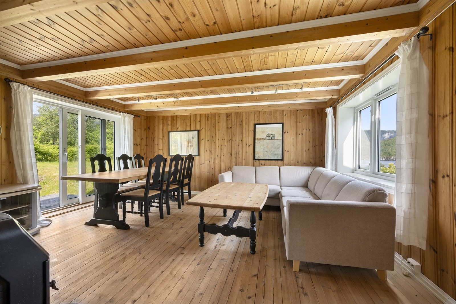 Stova ligg på tvers av bustaden og har fint gjennomlys Galleribilde