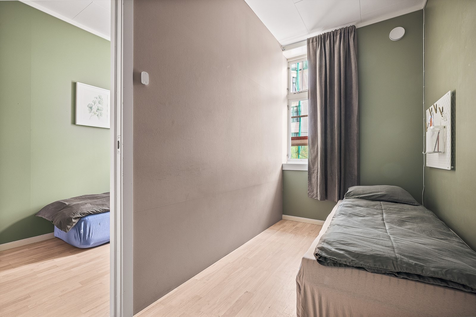 Praktisk mulighet for dem som ikke behøver et stort soverom. Om en heller ønsker et større soverom, så kan an slå ned veggen Galleribilde