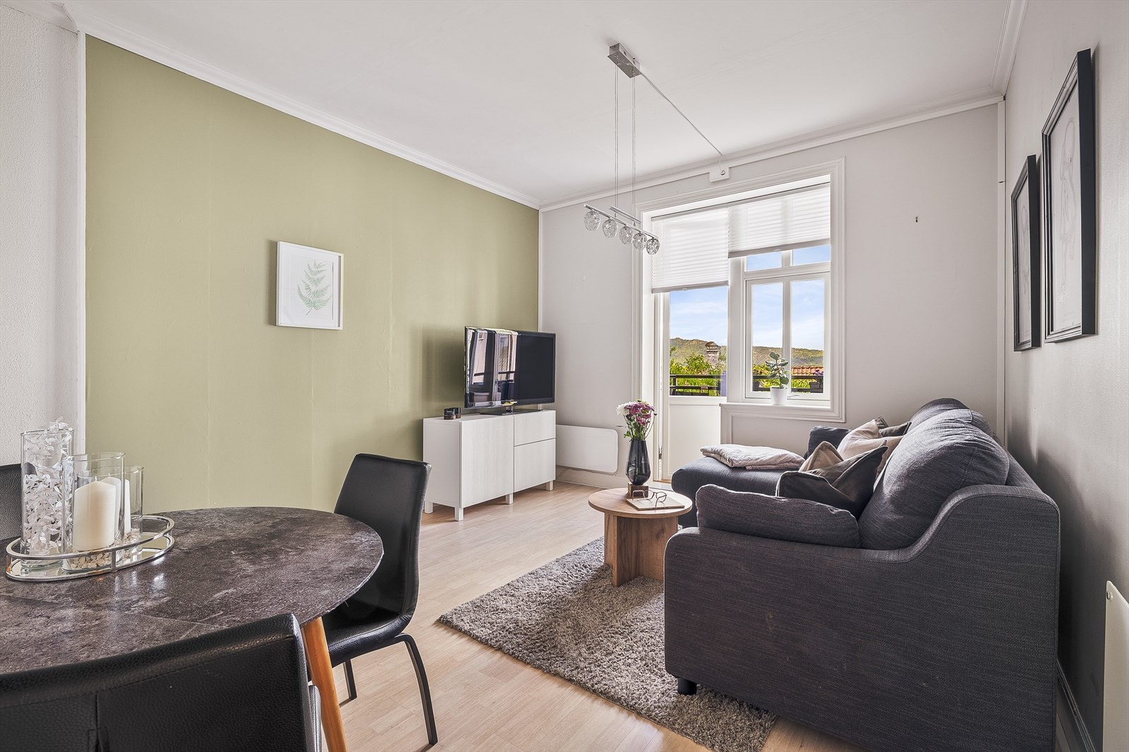 Lys og innbydende stue med store vinduer og utsikt, perfekt for avslapning og sosiale sammenkomster. Galleribilde