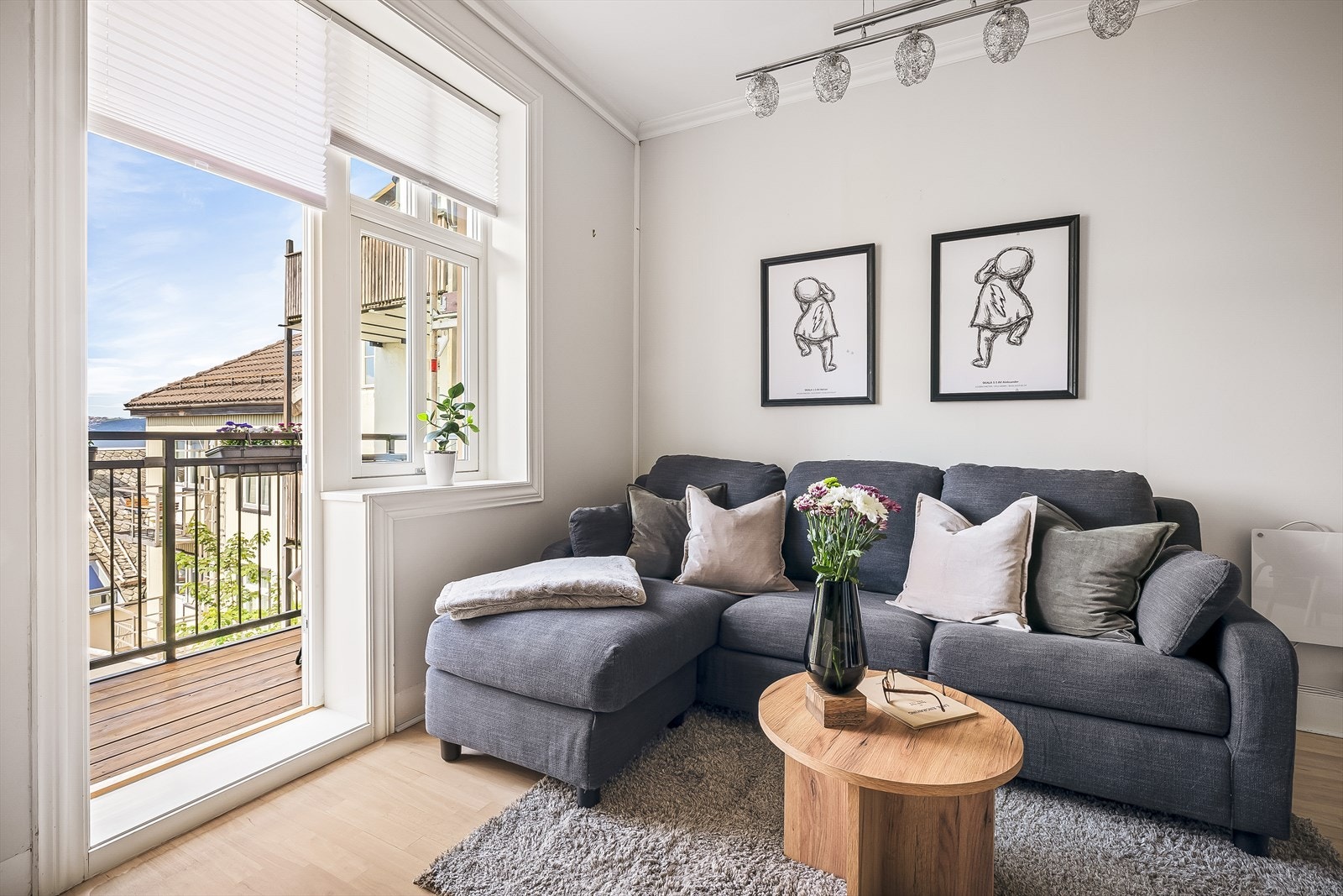 Lys og innbydende stue med utgang til balkong. Perfekt for avslapning og koselige stunder med venner og familie. Galleribilde