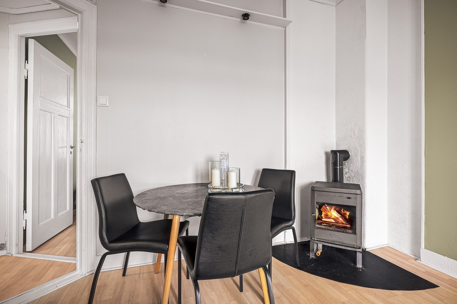 Koselig spiseområde med moderne peisovn, perfekt for hygge på kalde dager. Ideell for intime middager og avslappende stunder. Galleribilde