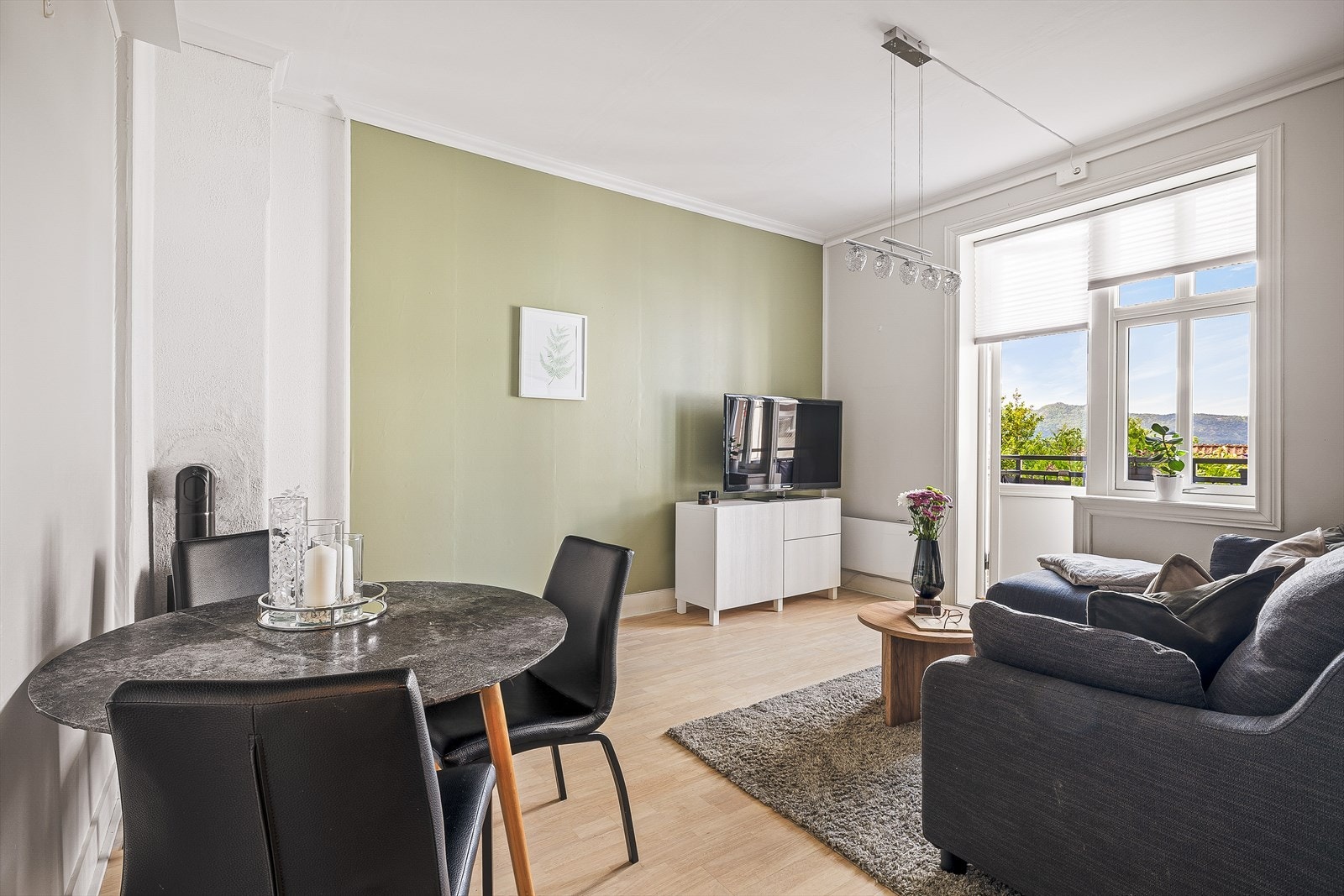 Lys og innbydende stue med store vinduer og vakker utsikt, perfekt for avslapning og sosiale sammenkomster. Galleribilde